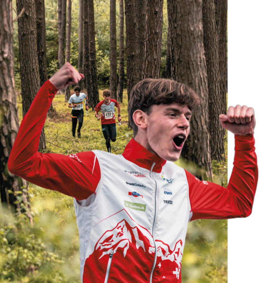 Matthieu Bührer jubelnd in Sportkleidung im Wald